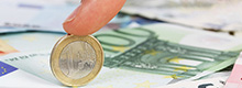 Euromünzen und -scheine mit Finger