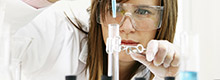 Forscher arbeiten mit Chemikalien