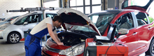 Mechaniker in Kfz-Werkstatt