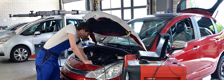 Mechaniker in Kfz-Werkstatt