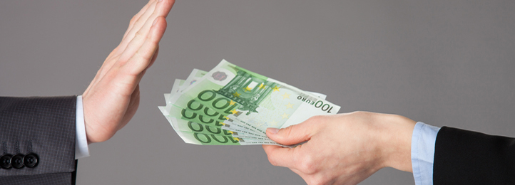 Abwehrende Haltung der Hand gegenüber Geldscheinen