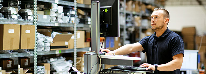 Lagerarbeiter bedient Computer