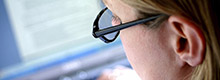 Frau arbeitet am Laptop