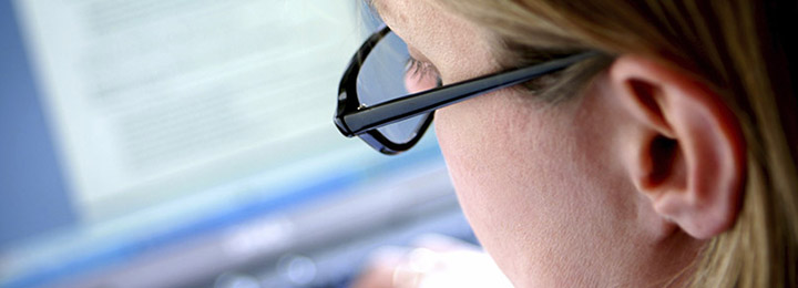 Frau arbeitet am Laptop