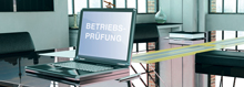 Laptop auf Bürotisch