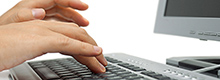 Hand und PC-Tastatur