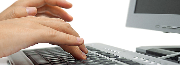 Hand und PC-Tastatur