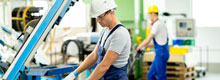Männer in Industriehalle
