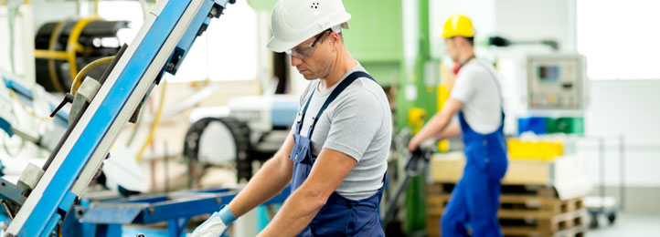Männer in Industriehalle