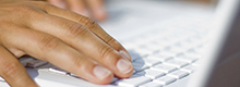 Hand auf Laptop