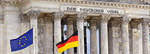 Reichstag mit Deutschland- und Europaflagge