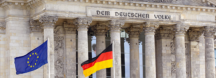 Reichstag mit Deutschland- und Europaflagge