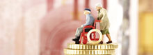 Rentnerpaar auf Münzstapel