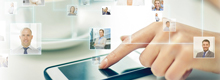 Finger tippt auf Smartphone