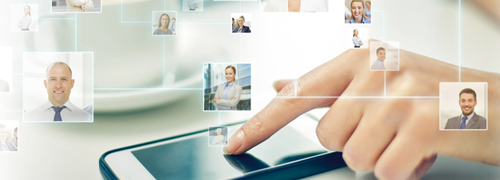 Finger tippt auf Smartphone