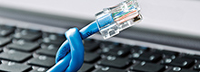 Netzwerkkabel auf Tastatur