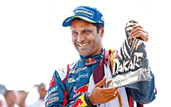 Sieger Dakar 2015: Nasser Al-Attiyah mit Pokal