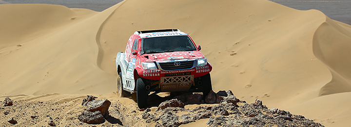 Rallye Fahrzeug in der Wüste