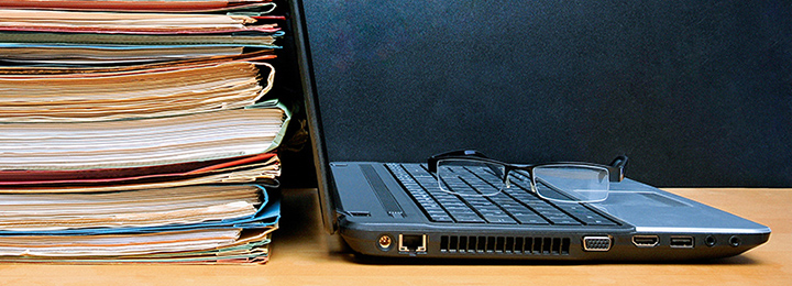 Akten und Laptop auf Schreibtisch
