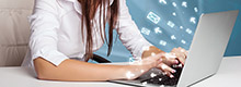 Frau vor Laptop