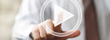 Mann drückt virtuellen Play-Button