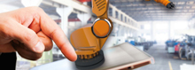 Roboterarm auf Tablet in Fabrikhalle