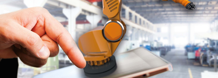 Roboterarm auf Tablet in Fabrikhalle
