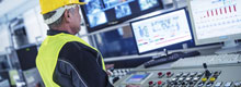 Industriearbeiter in Kontrollraum
