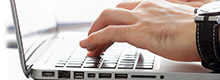 Laptop mit Hand