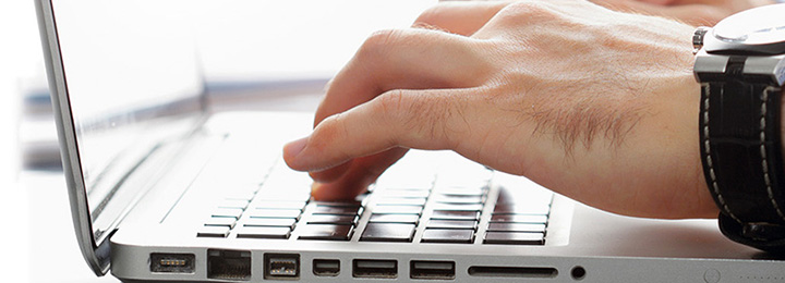 Laptop mit Hand