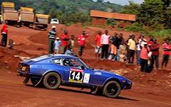 HS RallyTeam mit Datsun 260 in voller Fahrt
