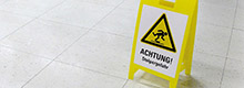 Warnschild mit Stolperhinweis