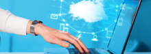 Hand vor Laptop mit Cloudcomputing-Diagramm