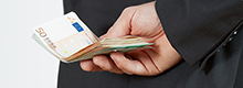 Hand mit Geldscheinen