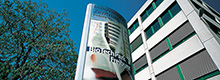 Firmenschild vor Gebäude