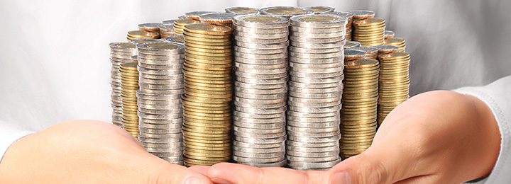 Hände halten Münzgeld