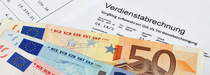 Verdienstabrechnung mit Geldscheinen