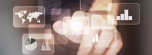 Hand tippt auf virtuelle Symbole